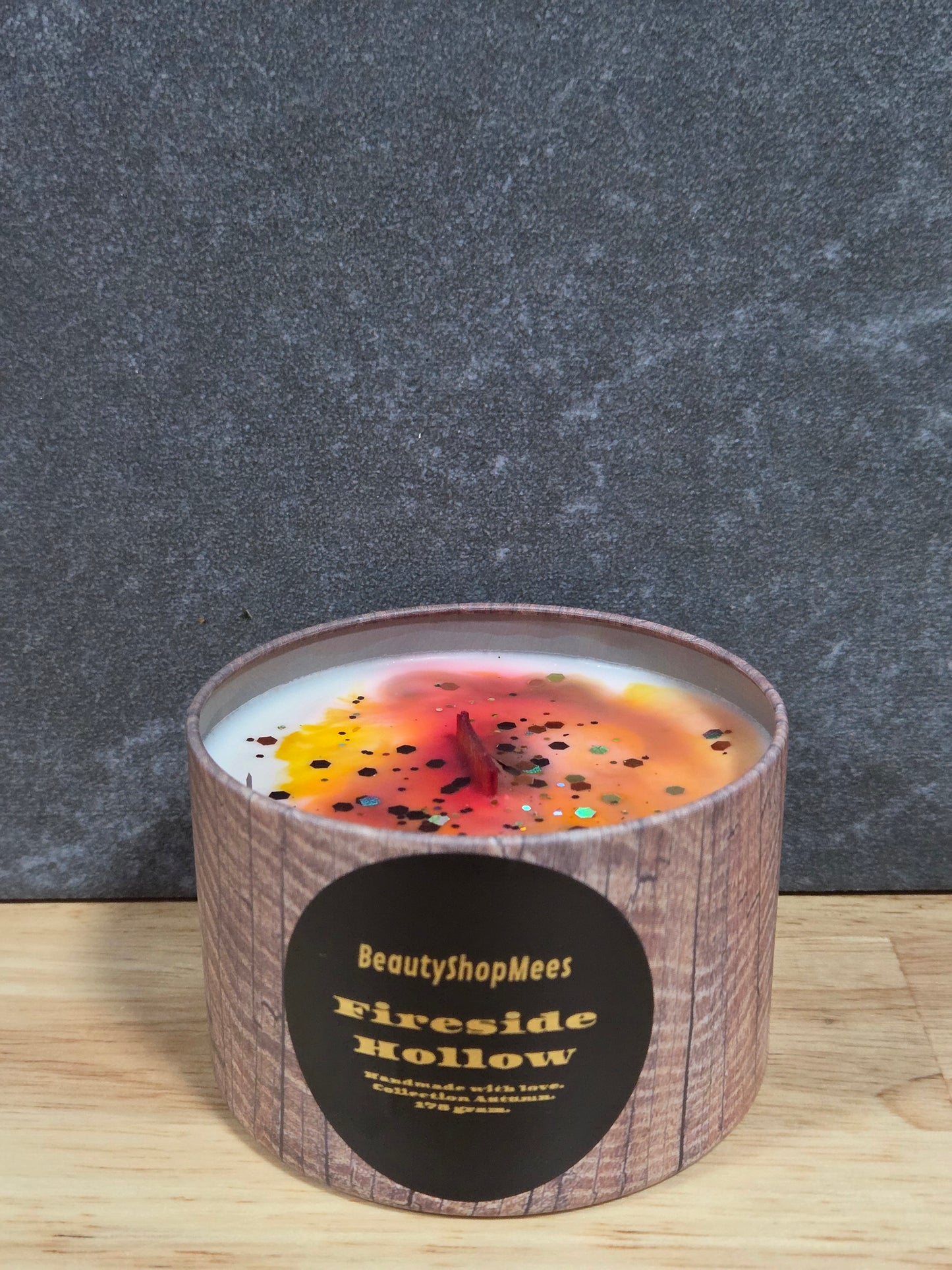 Fireside Hollow Brown Candle – Hickory, Suede & Kampvuur