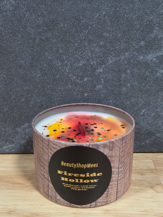 Fireside Hollow Brown Candle – Hickory, Suede & Kampvuur