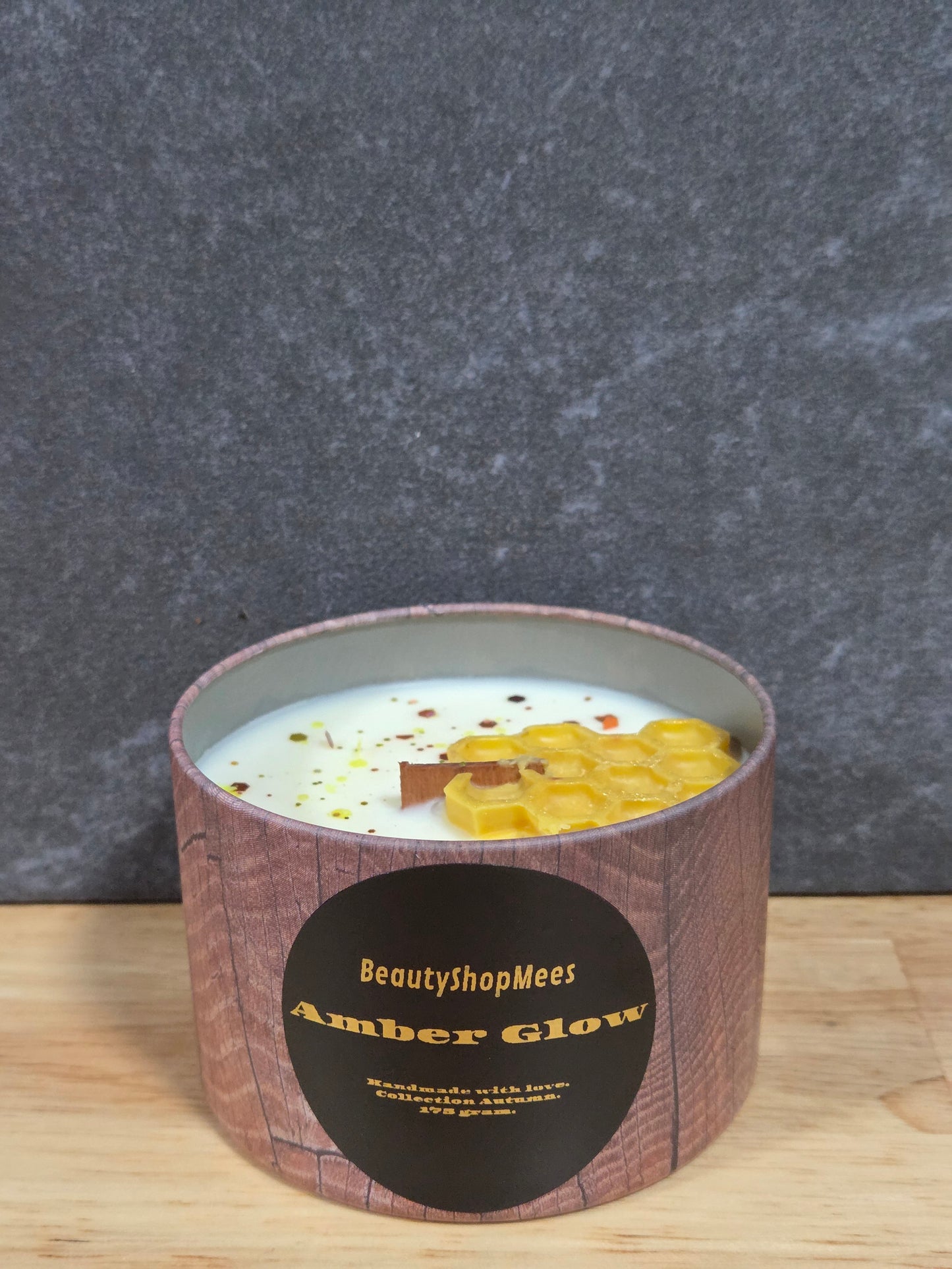 Amber Glow Brown Candle – Vanille, Tonka & Rauwe Honingraat