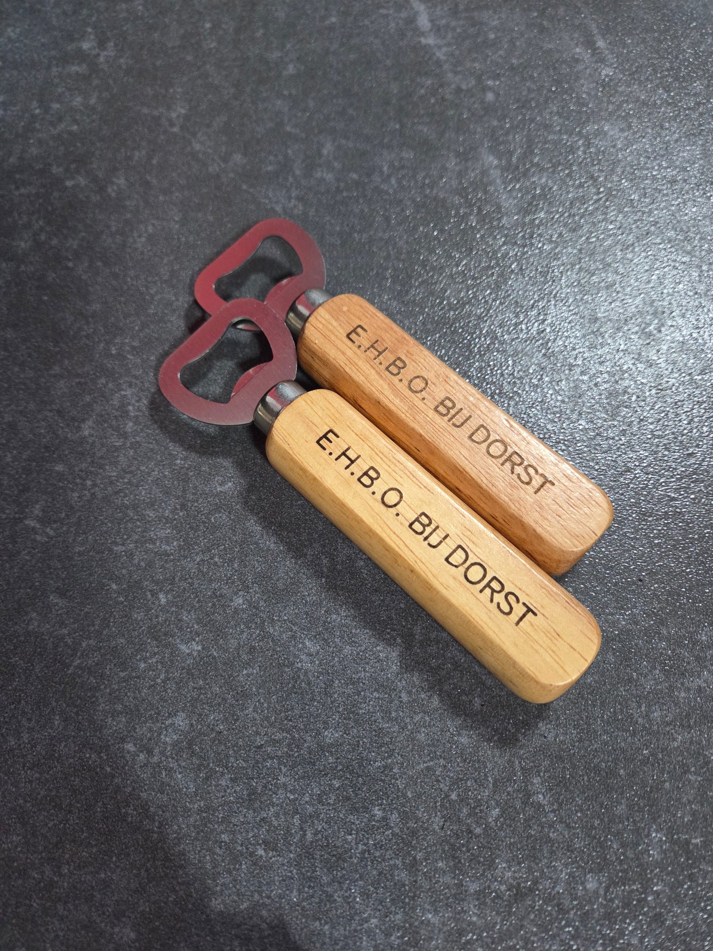 🍺 Houten Flesopener met Gegraveerde Tekst