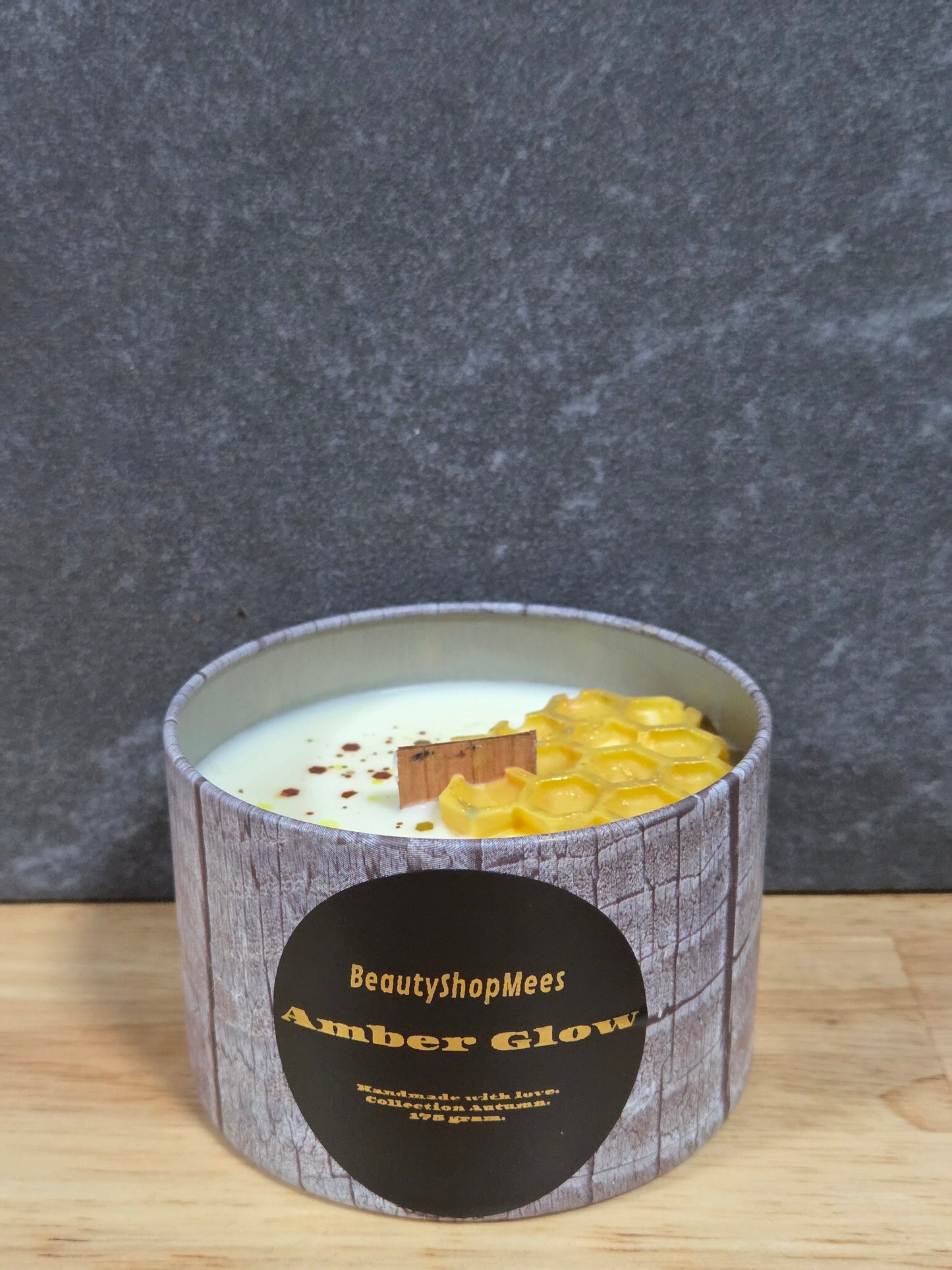 Amber Glow Gray Candle – Vanille, Tonka & Rauwe Honingraat