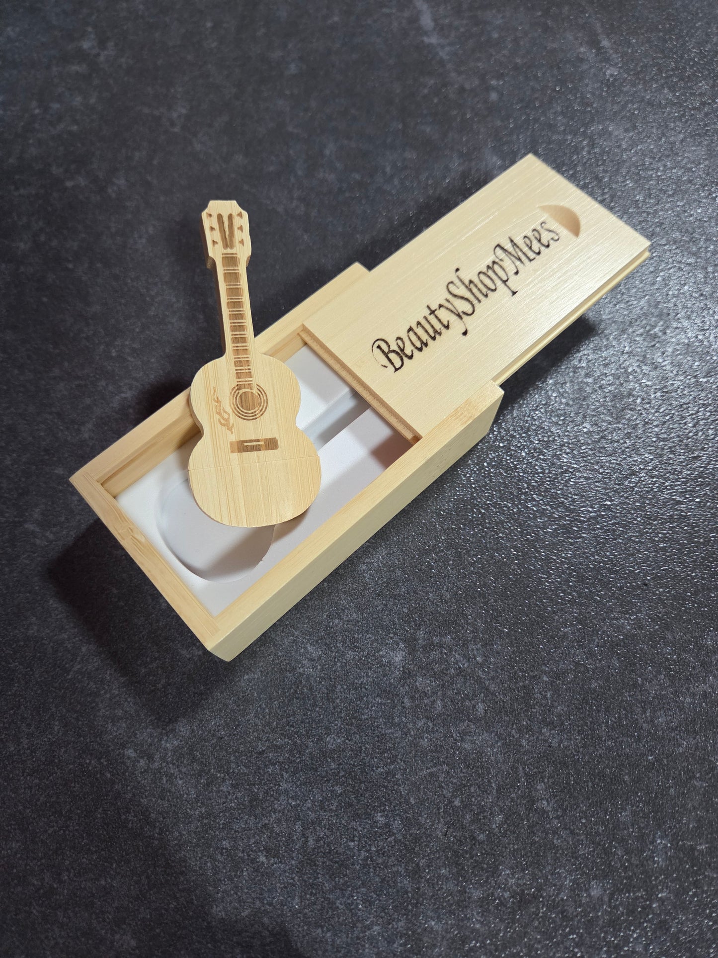 BeautyShopMees Gelaserde Gitaar USB Stick (32GB)